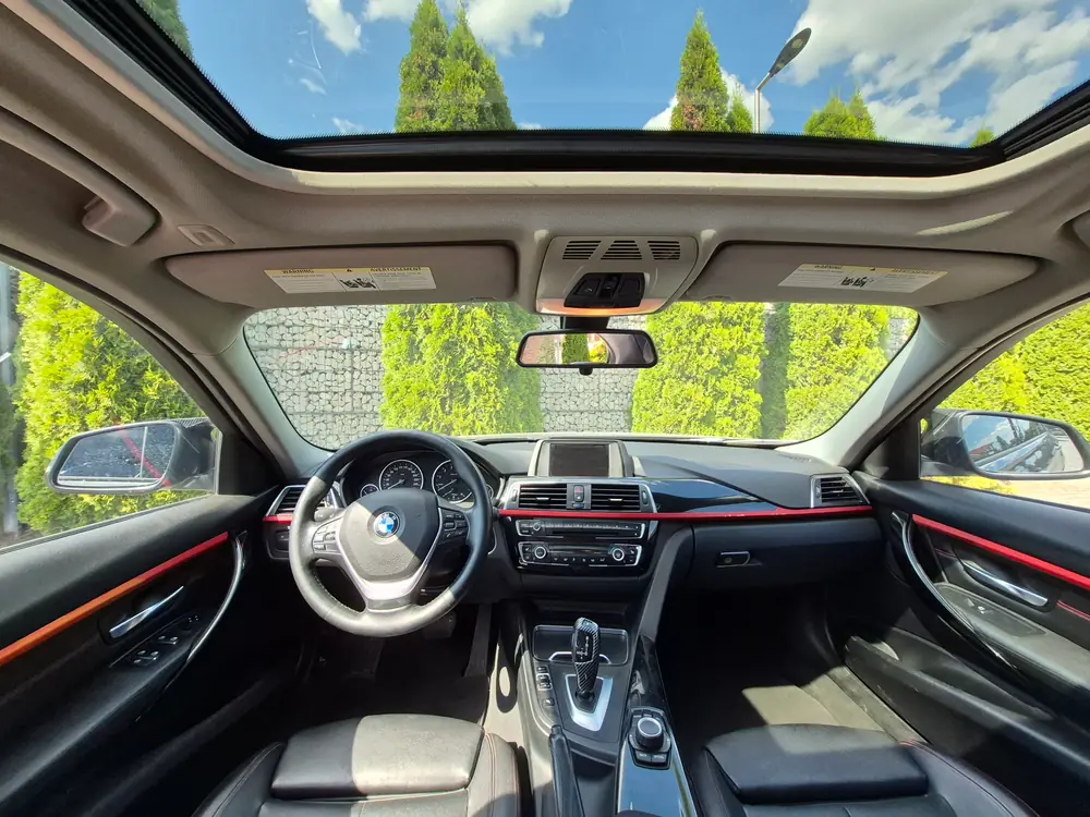BMW 320i xDrive (F30) thumbnail 4