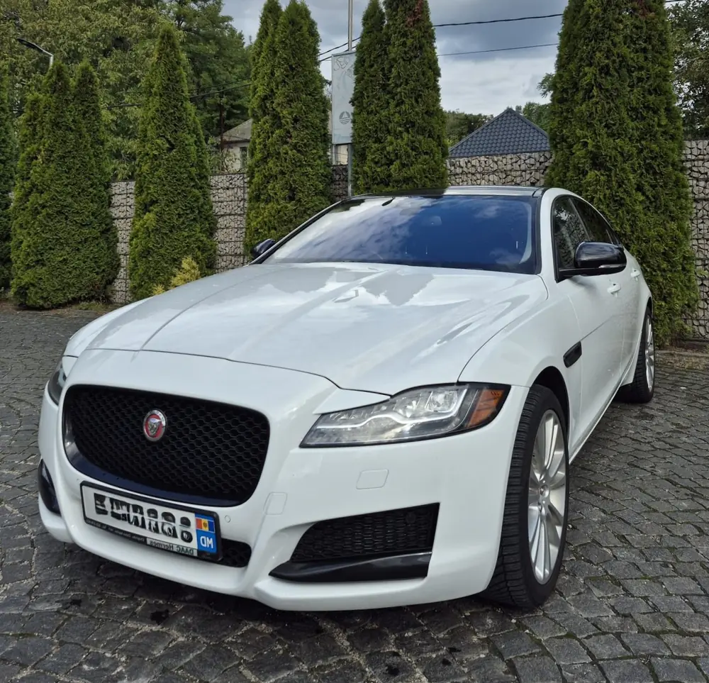 Jaguar XF - 1/5